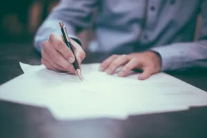 Dokumenter bliver underskrevet